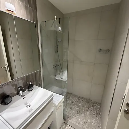 Waterfront Luxury & Free Parking