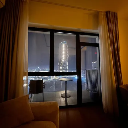 Waterfront Luxury & Free Parking