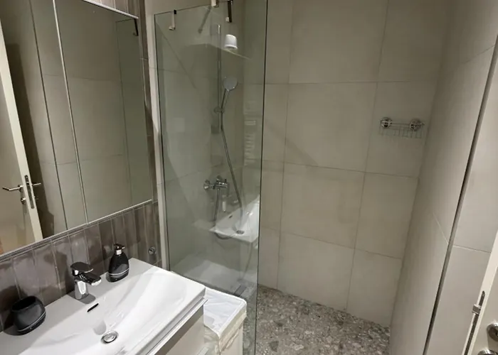 Waterfront Luxury & Free Parking